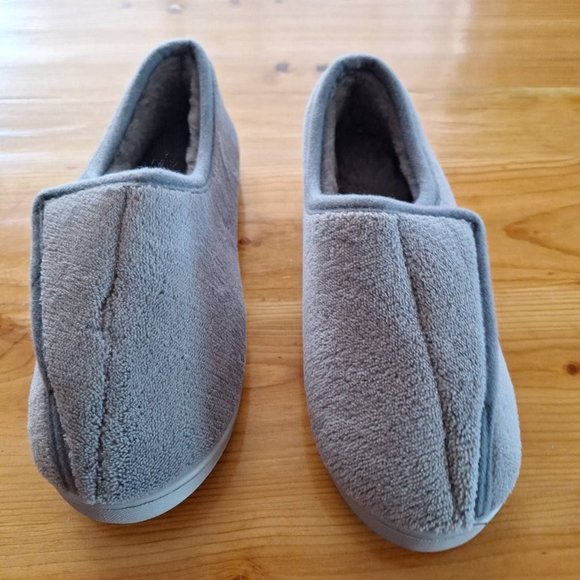 NWOT Git-up closed toe house slippers - Picture 2 of 5